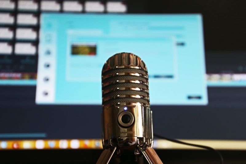 Pembuat konten di Bandung unjuk gigi di platform streaming audio Pembuat konten di Bandung unjuk gigi di platform streaming audio