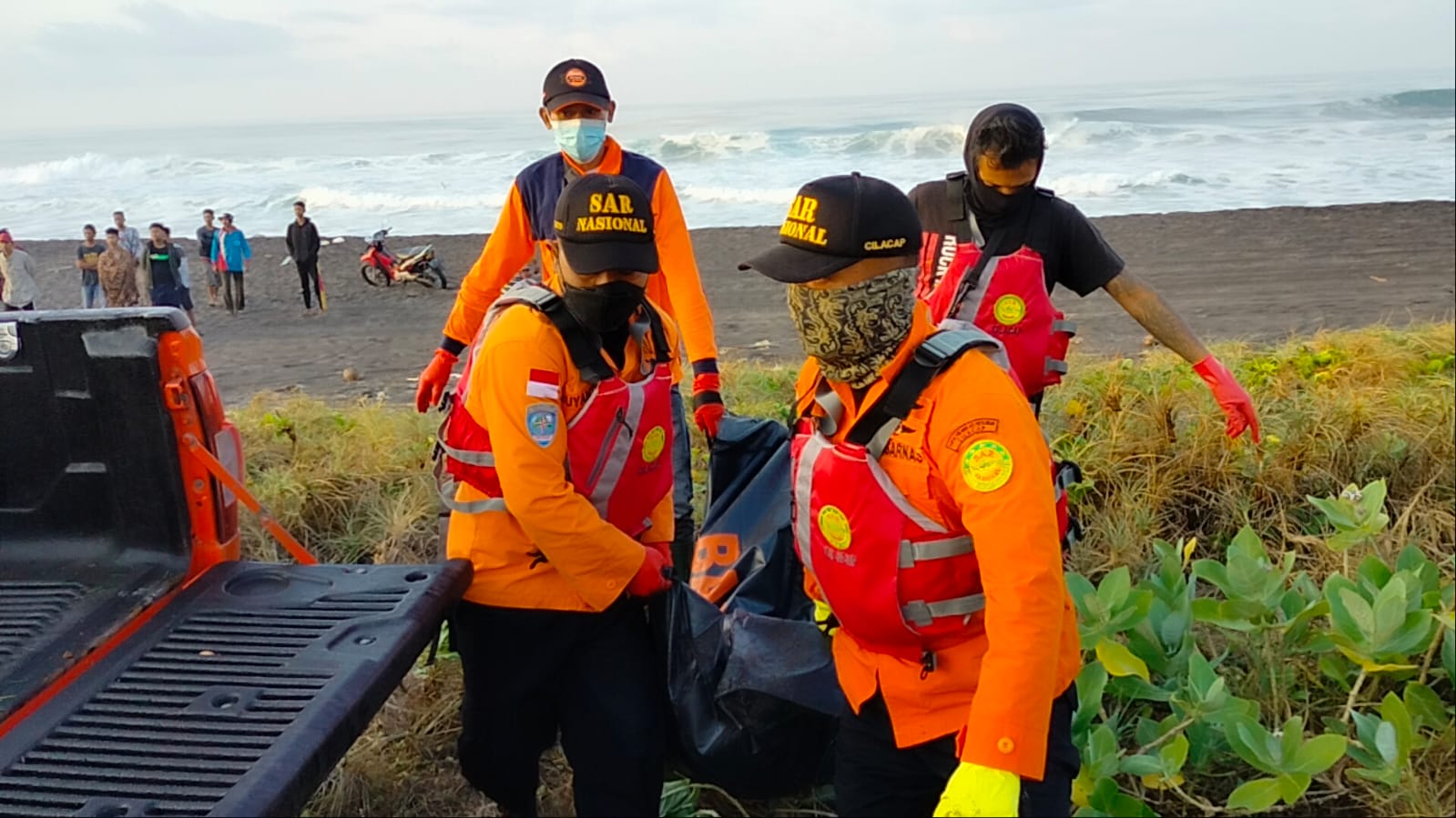Tim SAR Gabungan berhasil temukan satu korban tenggelam di Pantai Sumberjati Tim SAR Gabungan berhasil temukan satu korban tenggelam di Pantai Sumberjati