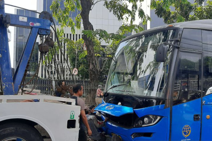 Bus TransJakarta tabrak pembatas Jalan di Jalan Sultan Iskandar Muda Bus TransJakarta tabrak pembatas Jalan di Jalan Sultan Iskandar Muda