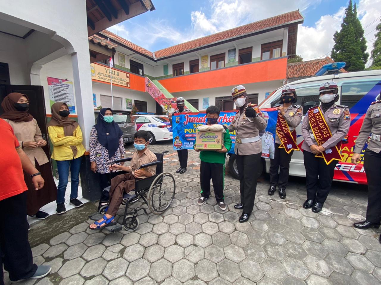 Satlantas Polres Boyolali bagikan 50 paket sembako kepada anak-anak di YPALB Satlantas Polres Boyolali bagikan 50 paket sembako kepada anak-anak di YPALB