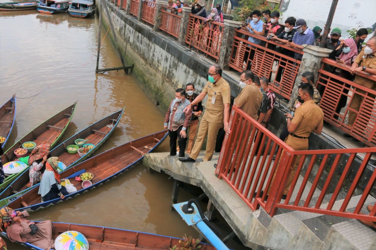 Wisata Pasar Terapung setiap hari, Angkasa Pura I serahkan perahu Jukung Wisata Pasar Terapung setiap hari, Angkasa Pura I serahkan perahu Jukung