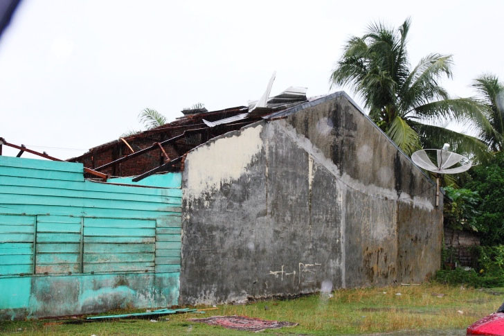 Badai rusak tiga rumah dan satu sekolah di Meulaboh Aceh Barat Badai rusak tiga rumah dan satu sekolah di Meulaboh Aceh Barat