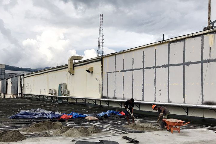 Bangunan mal yang rusak akibat gempa di Ambon mulai diperbaiki