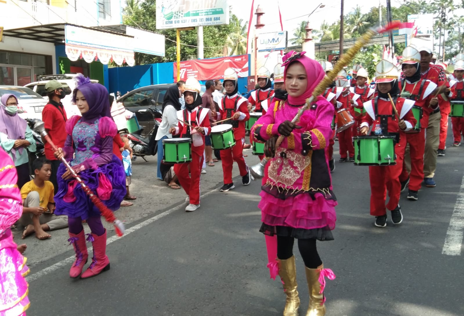Mayoret kembar meriahkan pawai karnaval HUT ke-77 Kemerdekaan RI di Boyolali Mayoret kembar meriahkan pawai karnaval HUT ke-77 Kemerdekaan RI di Boyolali
