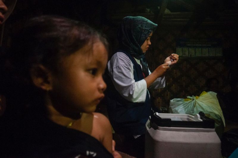 Puskesmas Cisimeut Lebak layani imunisasi anak warga Badui malam hari