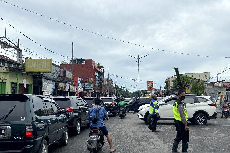 Banjir sebabkan kemacetan lalu lintas di bagian wilayah Kota Medan Banjir sebabkan kemacetan lalu lintas di bagian wilayah Kota Medan