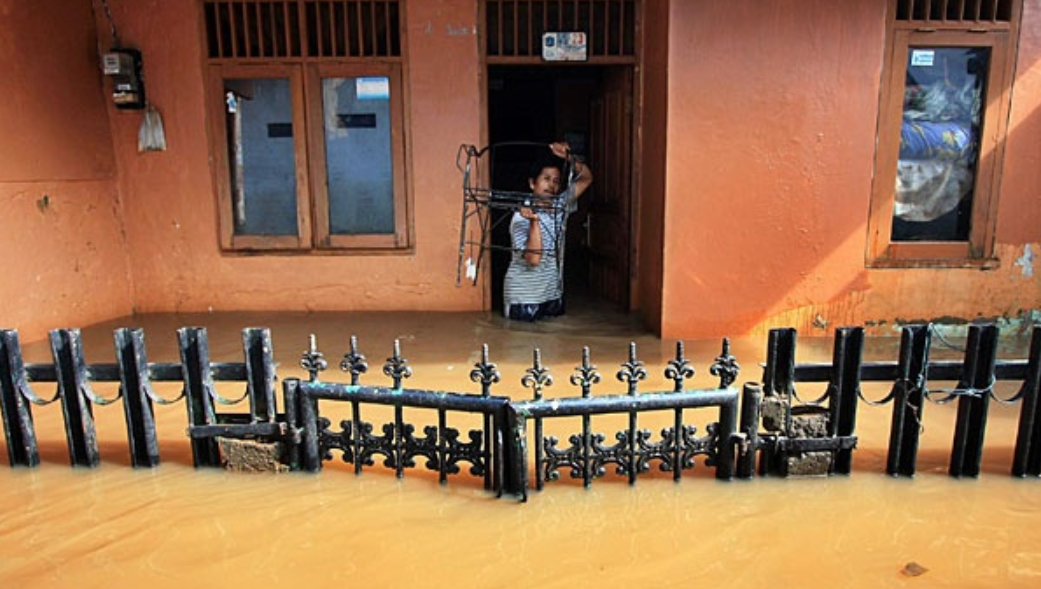 25 Agustus 2012: Banjir bandang landa Kota Palu, dua orang tewas 25 Agustus 2012: Banjir bandang landa Kota Palu, dua orang tewas