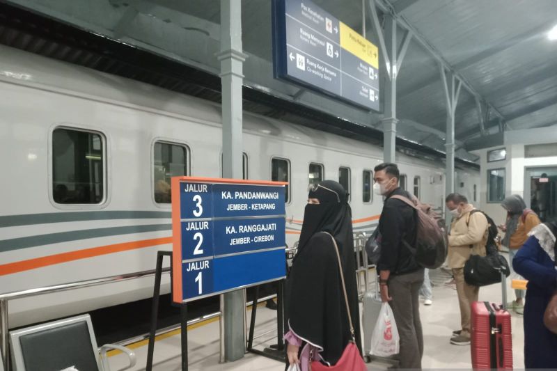 Seluruh penumpang KA jarak jauh wajib vaksin booster