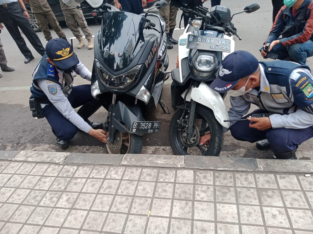Dishub dan Satlantas Metro Tangerang Kota tertibkan parkir liar Dishub dan Satlantas Metro Tangerang Kota tertibkan parkir liar