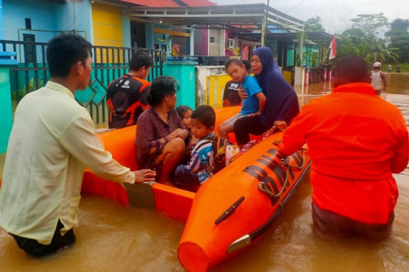 Banjir menggenangi 135 rumah warga di Penajam Paser Utara Banjir menggenangi 135 rumah warga di Penajam Paser Utara