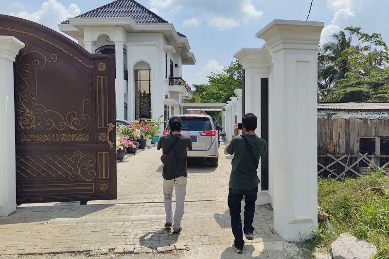 KPK geledah rumah Rektor Unila nonaktif KPK geledah rumah Rektor Unila nonaktif