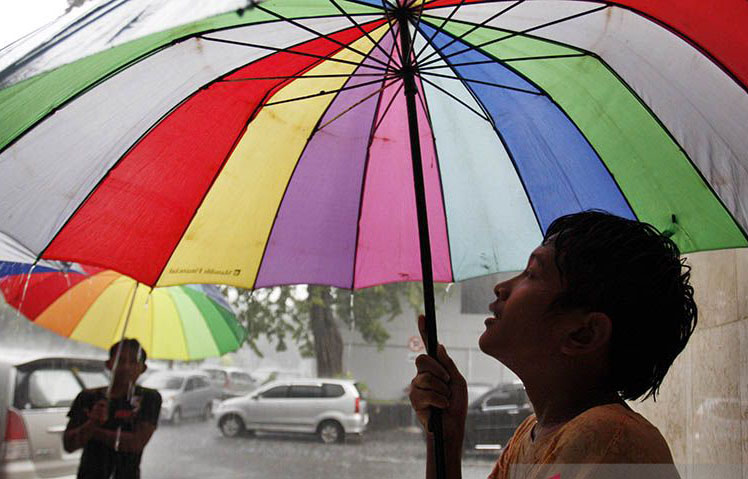 Hujan disertai petir dan angin terjadi di sebagian Jakarta pada Selasa