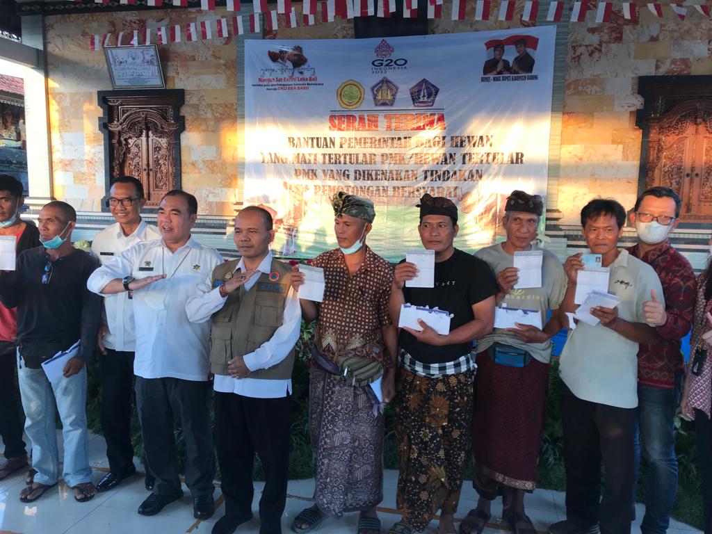 Kementan salurkan bantuan bagi peternak terdampak PMK di Bali Kementan salurkan bantuan bagi peternak terdampak PMK di Bali
