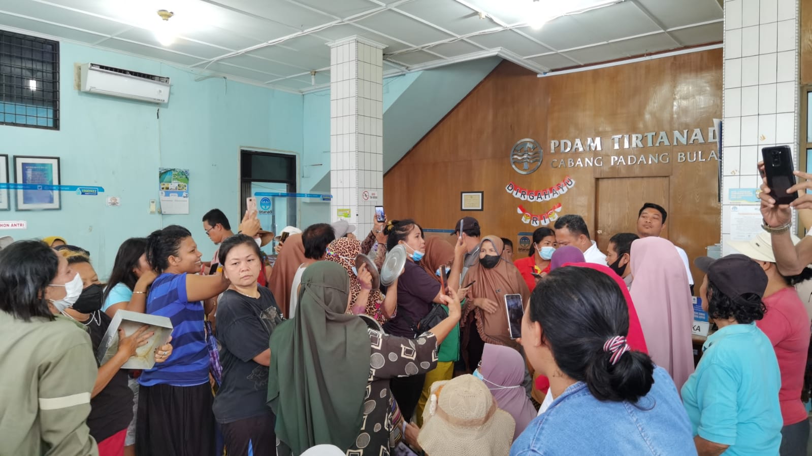 Protes air mati, warga Simalingkar geruduk Kantor PDAM Tirtanadi Padang Bulan Protes air mati, warga Simalingkar geruduk Kantor PDAM Tirtanadi Padang Bulan