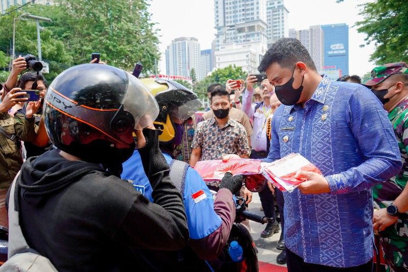 Forkopimda Medan bagikan 10 juta Bendera Merah Putih Forkopimda Medan bagikan 10 juta Bendera Merah Putih