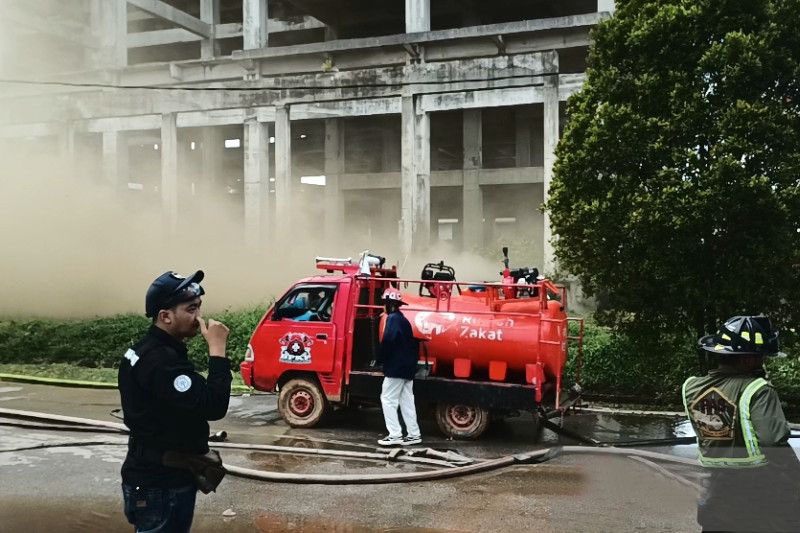 Petugas damkar Pontianak alami sesak napas saat padamkan api Petugas damkar Pontianak alami sesak napas saat padamkan api
