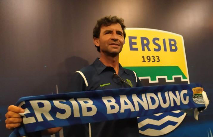 Luis Milla dikontrak 2 tahun sebagai pelatih Persib Luis Milla dikontrak 2 tahun sebagai pelatih Persib
