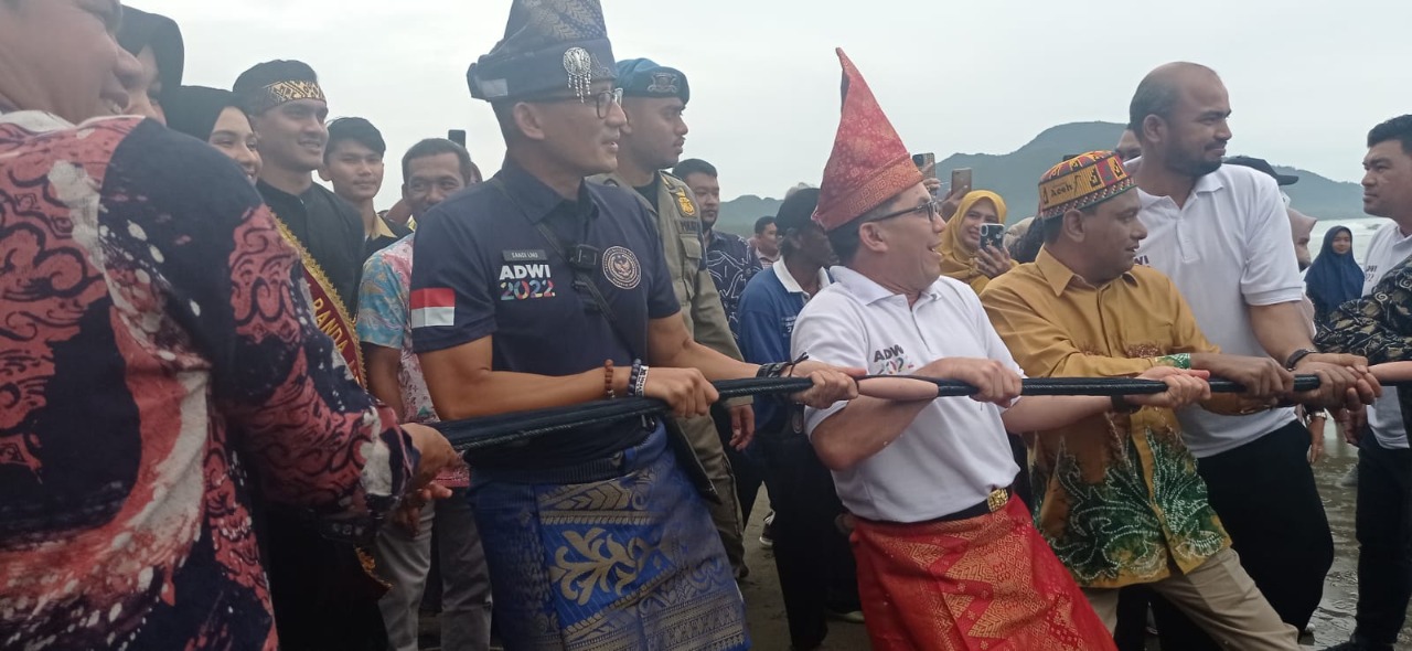 Kunjungi Desa Wisata Ulee Lheu, Sandiaga Uno tarek pukat bersama nelayan Kunjungi Desa Wisata Ulee Lheu, Sandiaga Uno tarek pukat bersama nelayan