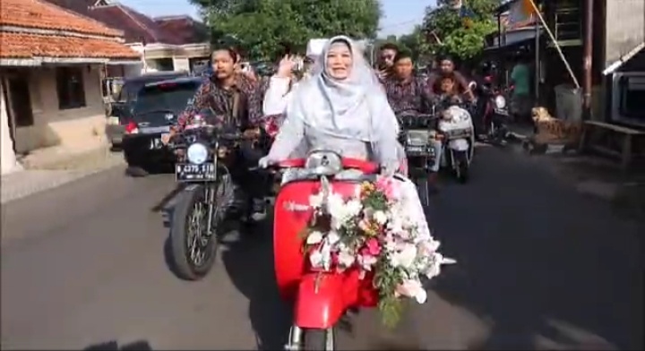 Bikin warganet kagum, emak di Majalengka antarkan anak nikah gunakan Vespa Bikin warganet kagum, emak di Majalengka antarkan anak nikah gunakan Vespa