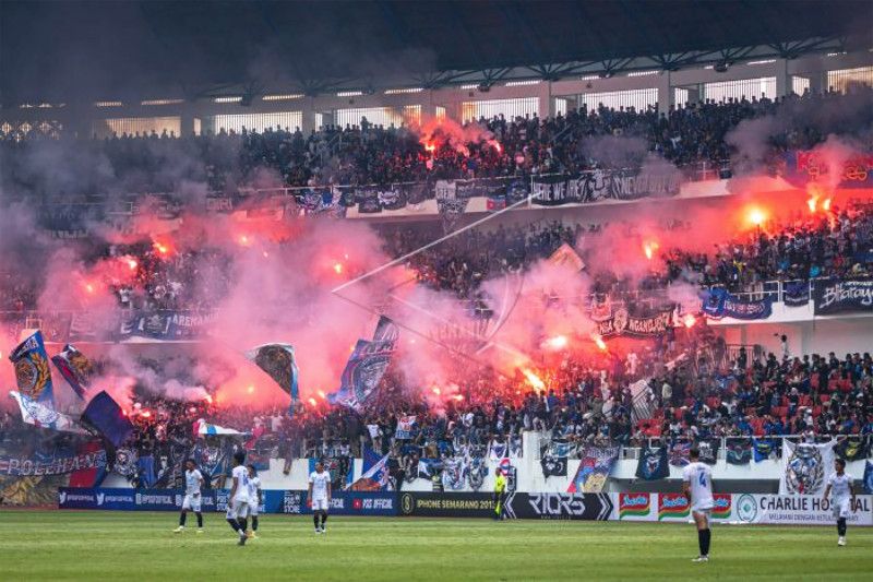 Manajemen minta Aremania tidak menyalakan flare saat lawan Persija