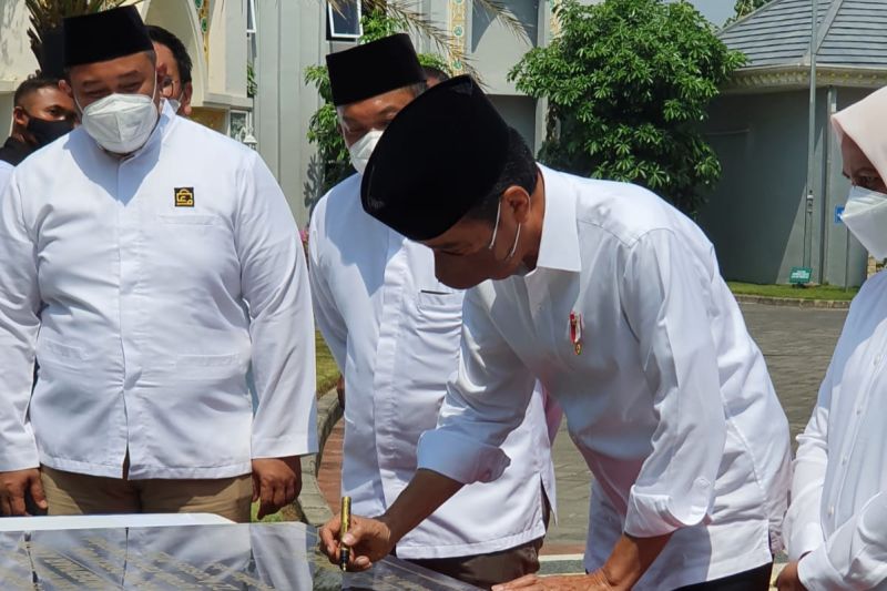 Presiden Joko Widodo meresmikan Masjid Akbar Moedhar Arifin di Gresik