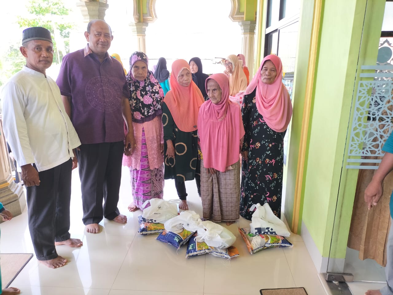 Plt Bupati Langkat bagikan 70 paket sembako kepada warga Stabat Lama Plt Bupati Langkat bagikan 70 paket sembako kepada warga Stabat Lama