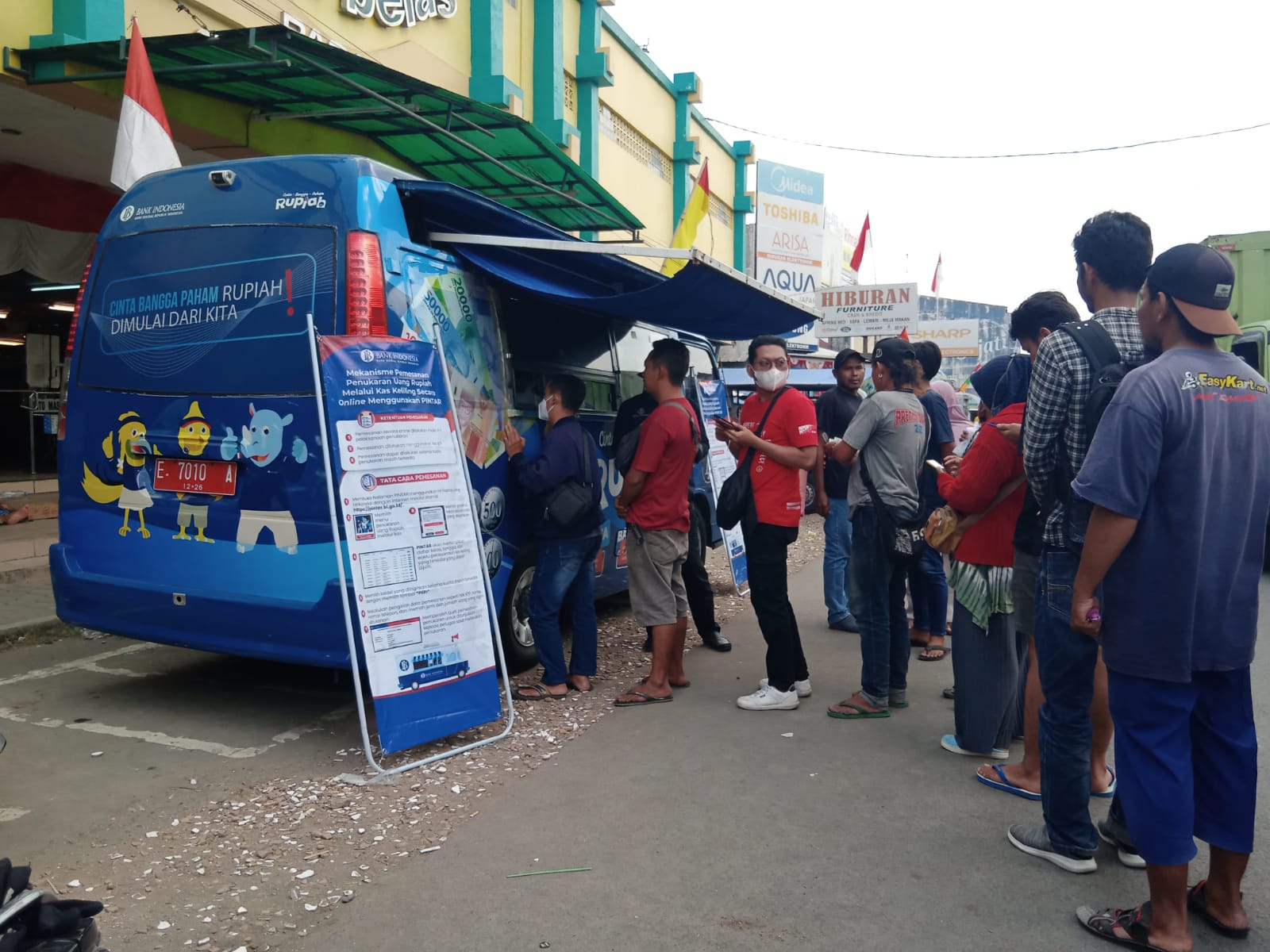 Warga Majalengka antri tukar uang baru di Pasar Kadipaten