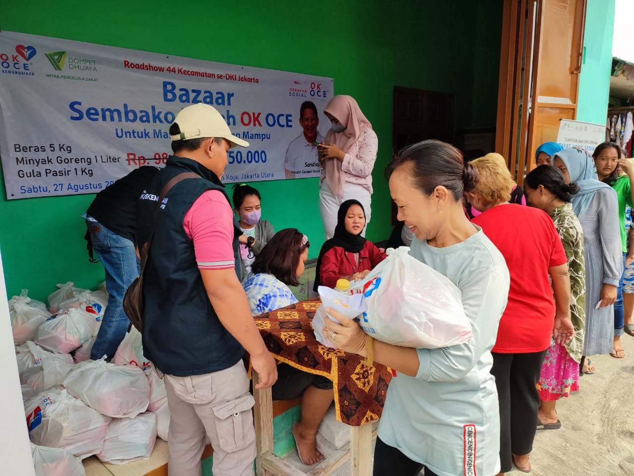 Bazaar sembako murah Ok Oce bantu masyarakat pulihkan ekonomi Bazaar sembako murah Ok Oce bantu masyarakat pulihkan ekonomi