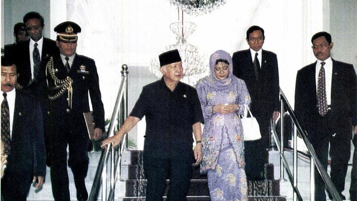 3 Agustus 2000: Soeharto ditetapkan sebagai tersangka kasus dugaan korupsi 3 Agustus 2000: Soeharto ditetapkan sebagai tersangka kasus dugaan korupsi