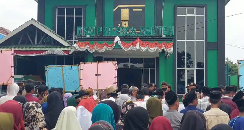 Ratusan santri geruduk Kantot DPW PPP Banten desak Suharso mundur Ratusan santri geruduk Kantot DPW PPP Banten desak Suharso mundur