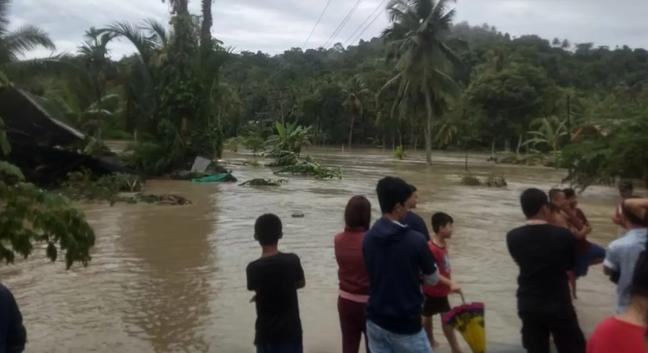 15 Agustus 2021: Tiga sungai di Nias Utara meluap, ratusan rumah warga terendam banjir 15 Agustus 2021: Tiga sungai di Nias Utara meluap, ratusan rumah warga terendam banjir