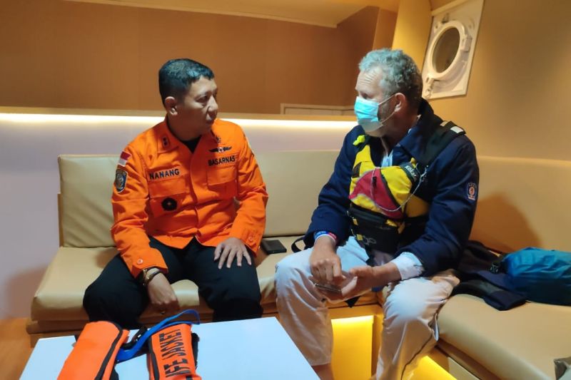 Tim SAR selamatkan warga negara Australia di Selat Lombok Tim SAR selamatkan warga negara Australia di Selat Lombok