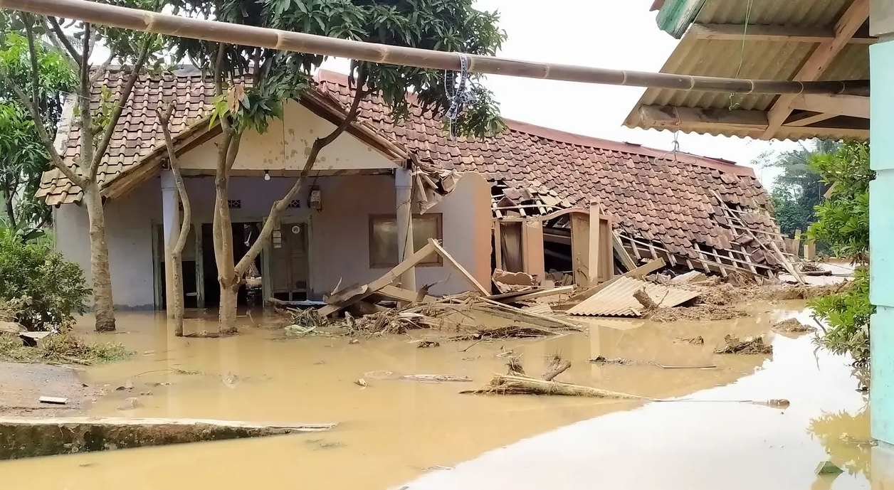 9 Agustus 2021: Banjir bandang di Cigudeg Bogor, puluhan keluarga mengungsi