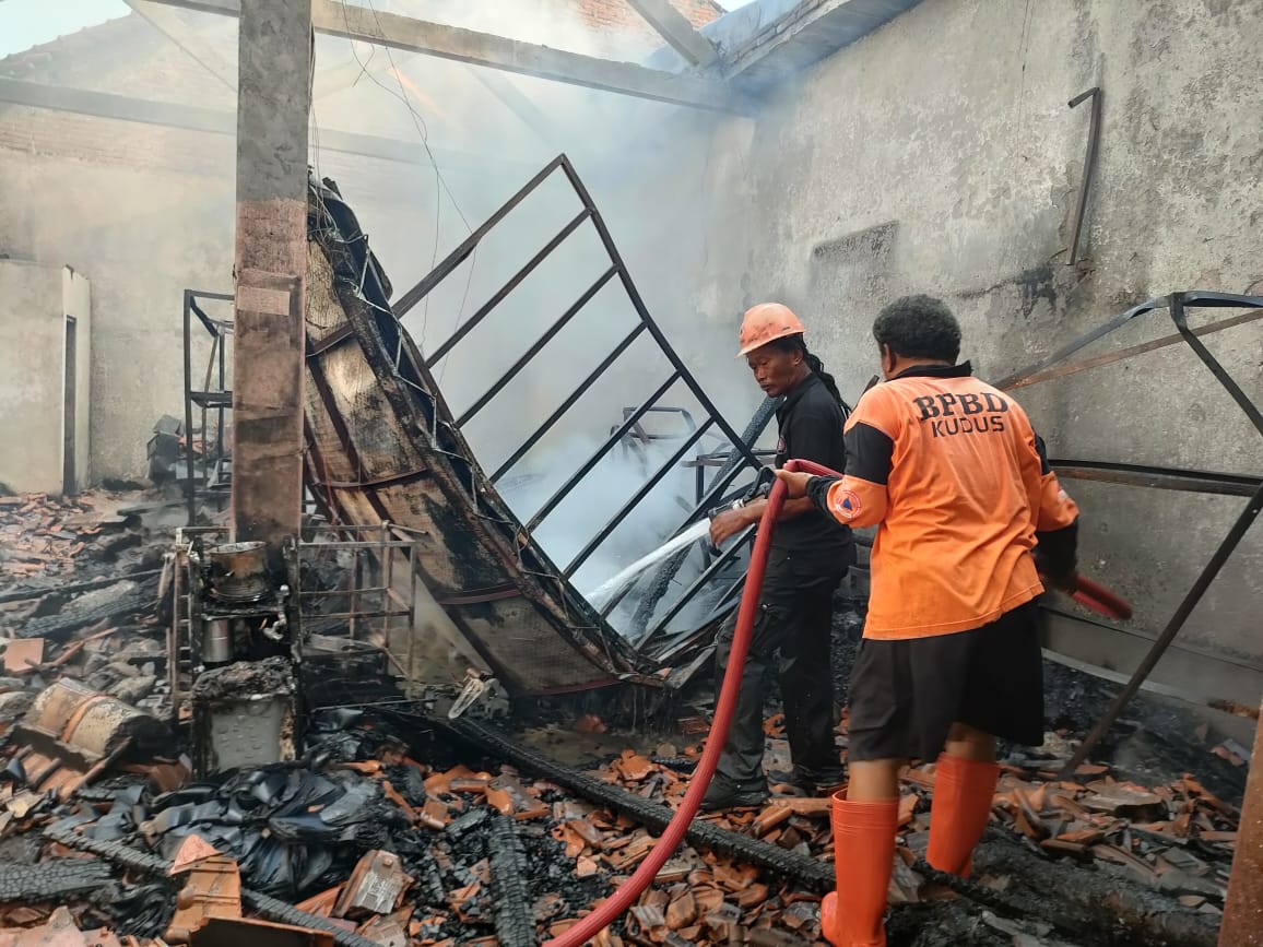 Rumah produksi tas sekolah di Loram Wetan, Kudus terbakar, kerugian capai ratusan juta 