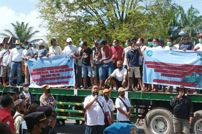 Ratusan sopir truk di Sampit berunjuk rasa desak subsidi solar dicabut