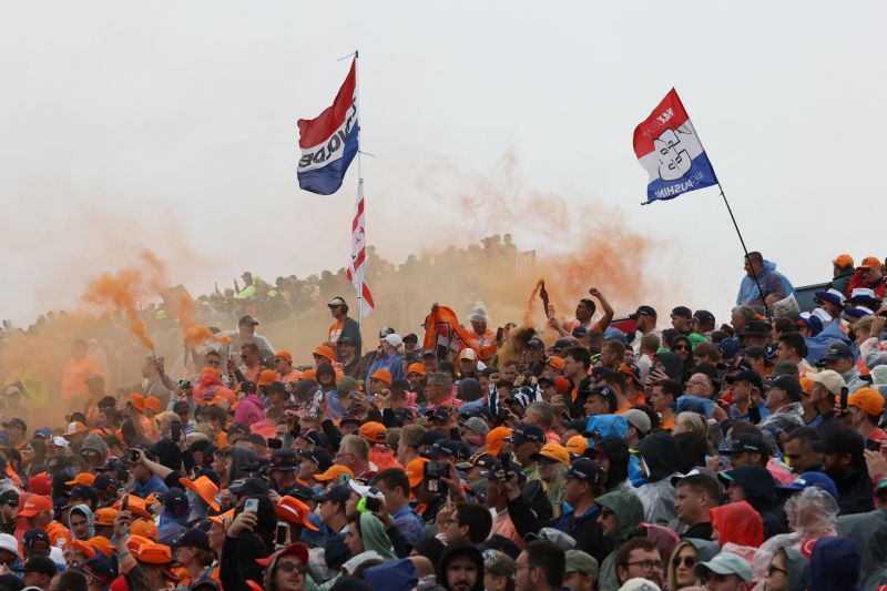 Verstappen geram terhadap fan yang bakar merchandise Hamilton Verstappen geram terhadap fan yang bakar merchandise Hamilton