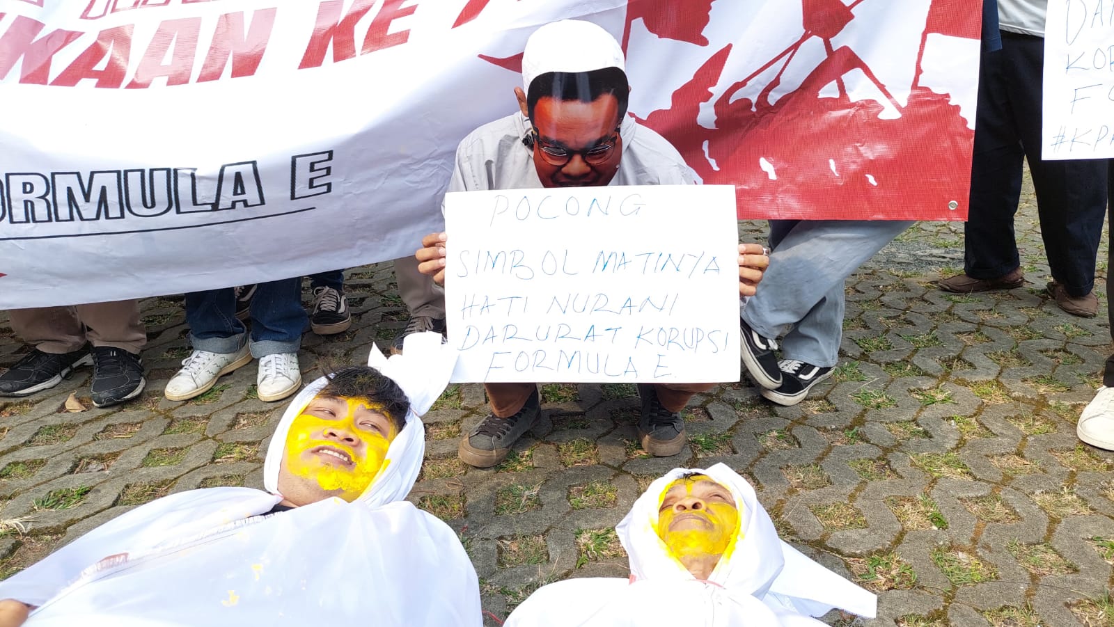 Nilai kasus Formula E jalan di tempat, massa aksi munculkan sosok mirip pocong di KPK Nilai kasus Formula E jalan di tempat, massa aksi munculkan sosok mirip pocong di KPK