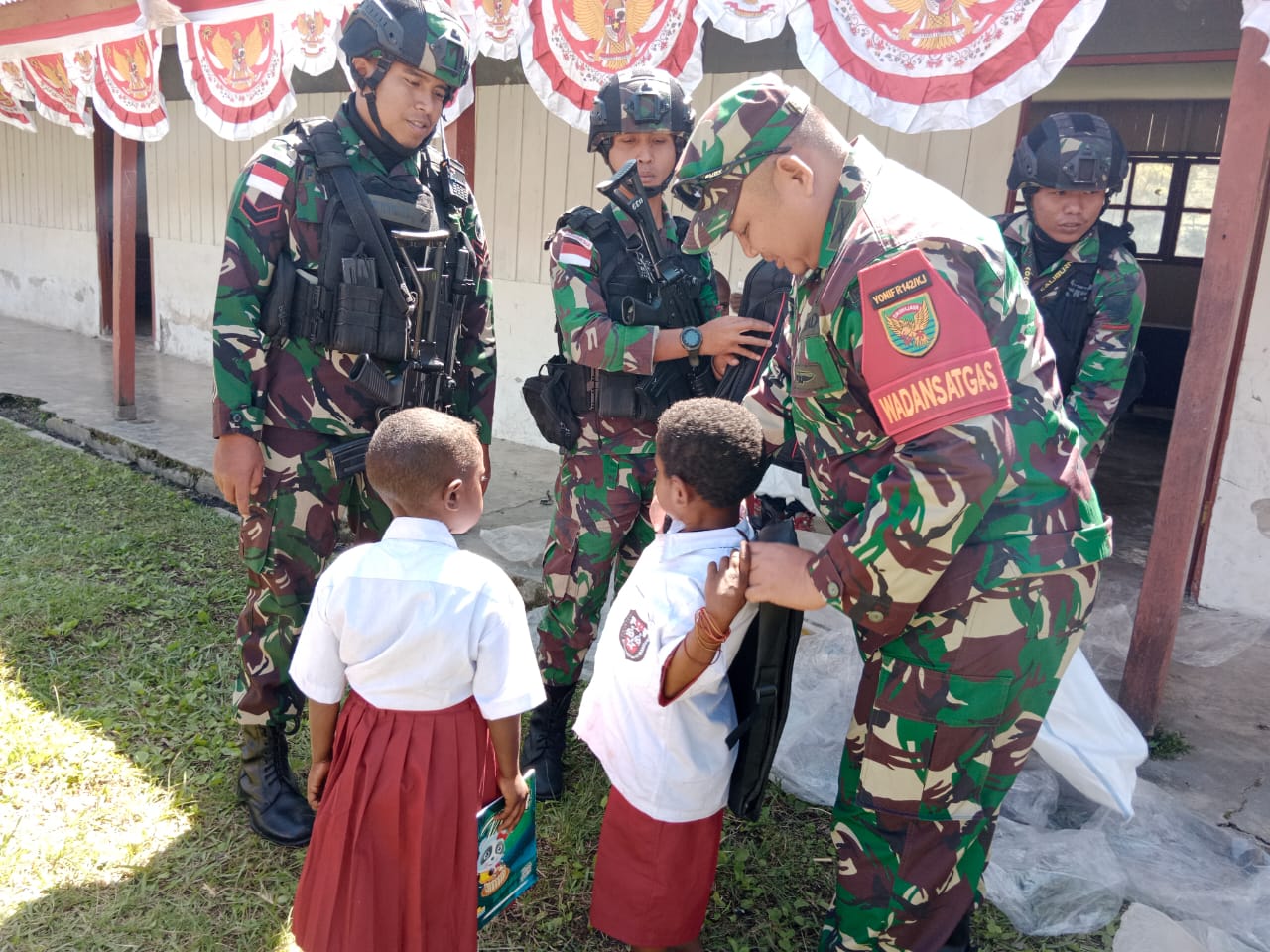 Wadan Satgas Pamtas Yonif Raider 142/KJ kunjungi SD YPK Polimo Kurima Wadan Satgas Pamtas Yonif Raider 142/KJ kunjungi SD YPK Polimo Kurima