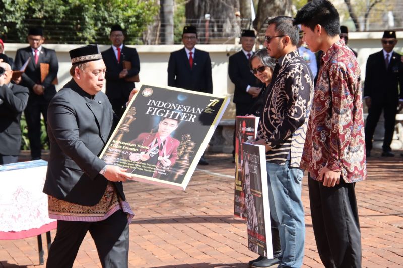 KBRI Pretoria beri penghargaan kepada WNI berprestasi di Afsel KBRI Pretoria beri penghargaan kepada WNI berprestasi di Afsel