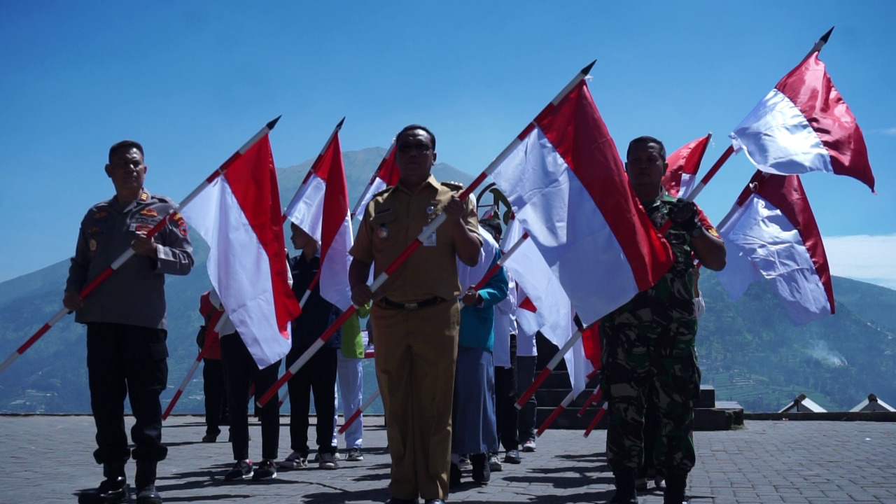 Belasan bendera Merah Putih berkibar di lereng Merapi Belasan bendera Merah Putih berkibar di lereng Merapi