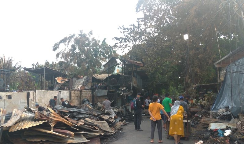 Warga korban kebakaran Simprug bergotong royong amankan barang