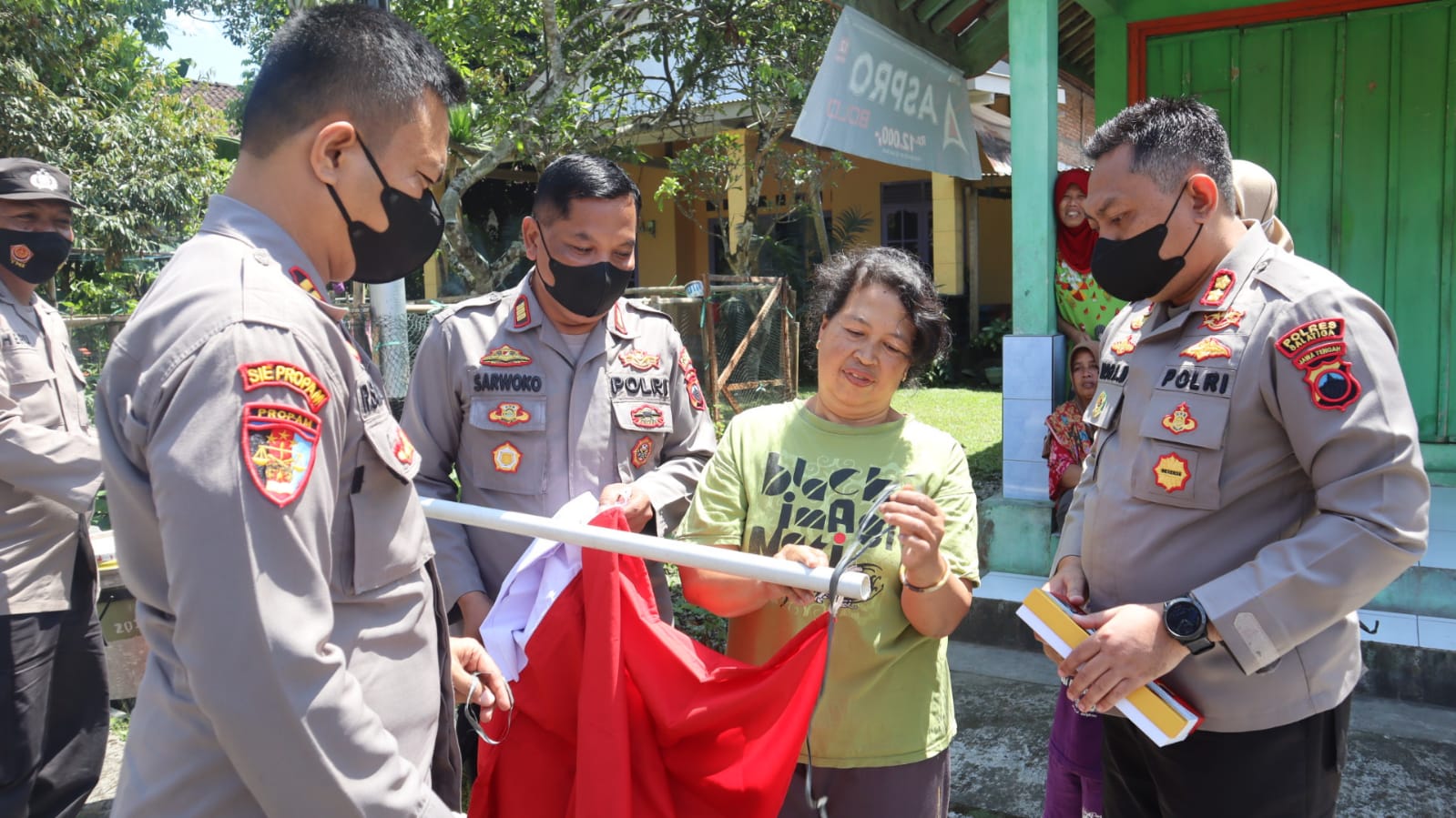 Polres Salatiga ganti bendera merah putih lama milik warga dengan bendera baru Polres Salatiga ganti bendera merah putih lama milik warga dengan bendera baru