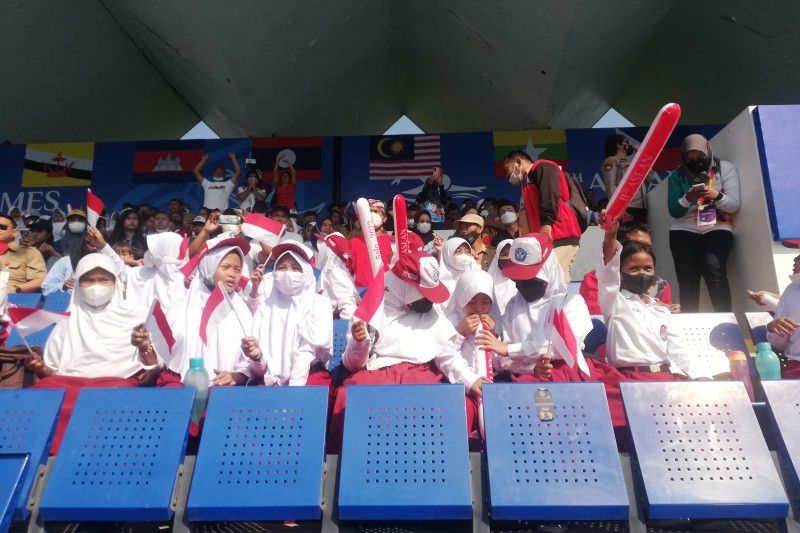 Puluhan siswa SD hadir di stadion dukung atlet Indonesia Puluhan siswa SD hadir di stadion dukung atlet Indonesia