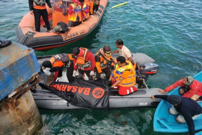 Basarnas evakuasi jenazah personel TNI tenggelam di Pantai Baubau Basarnas evakuasi jenazah personel TNI tenggelam di Pantai Baubau