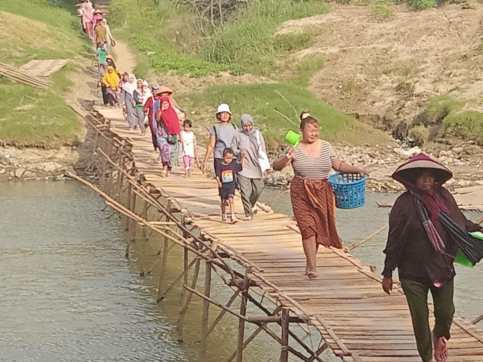 Gelar aksi protes, warga Kampung Kaputren gelar fashion week di atas jembatan bambu Gelar aksi protes, warga Kampung Kaputren gelar fashion week di atas jembatan bambu