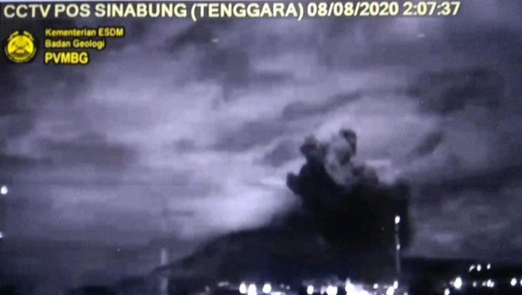8 Agustus 2020: Erupsi Gunung Sinabung, tiga kecamatan terdampak abu vulkanik 8 Agustus 2020: Erupsi Gunung Sinabung, tiga kecamatan terdampak abu vulkanik