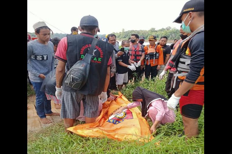Jasad tiga korban perahu tenggelam di Sungai Barito ditemukan Jasad tiga korban perahu tenggelam di Sungai Barito ditemukan
