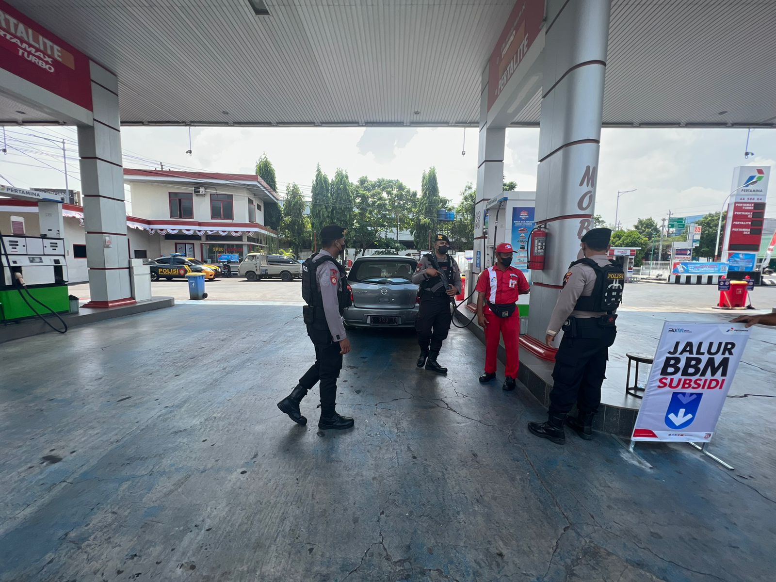 SPBU di Kudus dijaga polisi SPBU di Kudus dijaga polisi