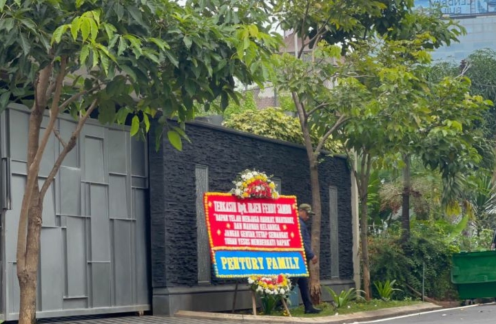 Satu buah karangan bunga terlihat di rumah pribadi Ferdy Sambo
