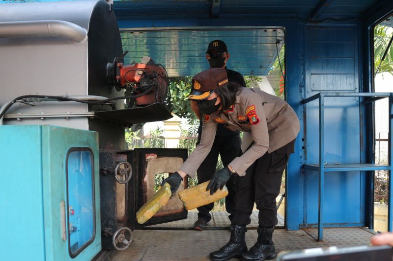 Polres Pelabuhan Tanjung Priok musnahkan 44 kilogram ganja kering Polres Pelabuhan Tanjung Priok musnahkan 44 kilogram ganja kering